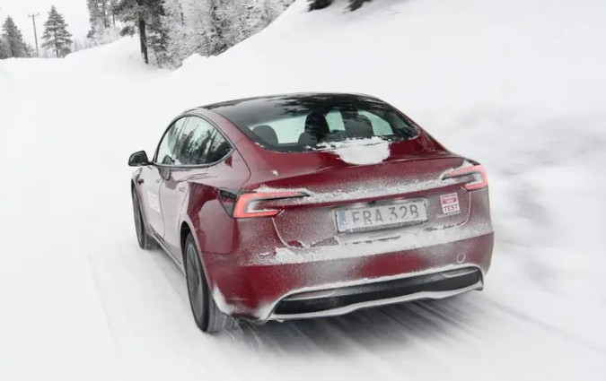 Τι να μας πουν τώρα οι Σουηδοί από κρύο; Έχουν πάει στην Αράχωβα; Model 3