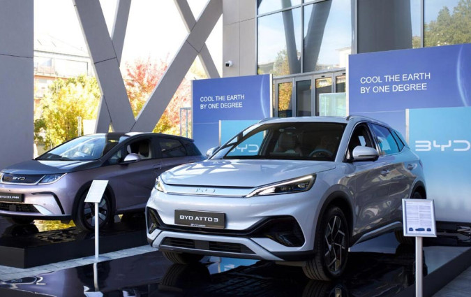 H BYD έχει βάλει ήδη μπροστά το σχέδιο μιας ολοκληρωμένης αλυσίδας εφοδιασμού στην Ευρώπη με την παραγωγή αυτοκινήτων και μπαταριών σε Ουγγαρία και Τουρκία BYD Atto 3 και Dolphin