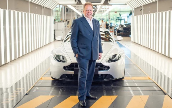 Μπορεί να κάνει καριέρα στην Aston Martin εδώ και μια δεκαετία, αλλά φέρει μερίδιο στην εξάπλωση των ηλεκτρικών. υβριδικά