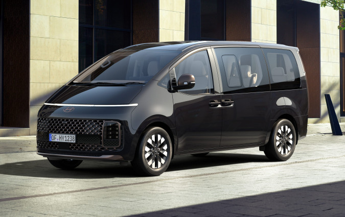 Το νέο Hyundai Staria διατίθεται ήδη στην ελληνική αγορά σε δύο εκδόσεις ξεκινώντας από τις €50.990 Hyundai Staria