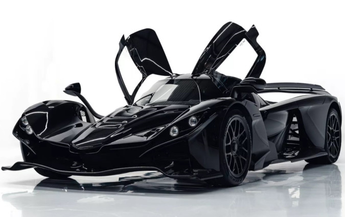 Ιδρύθηκε πριν από 117 χρόνια και κατασκευάζει από αγωνιστικά αυτοκίνητα μέχρι αεροπλάνα. Πλέον κι ένα από τα πιο οδηγοκεντρικά υπεραυτοκίνητα εκεί έξω. Praga Bohema