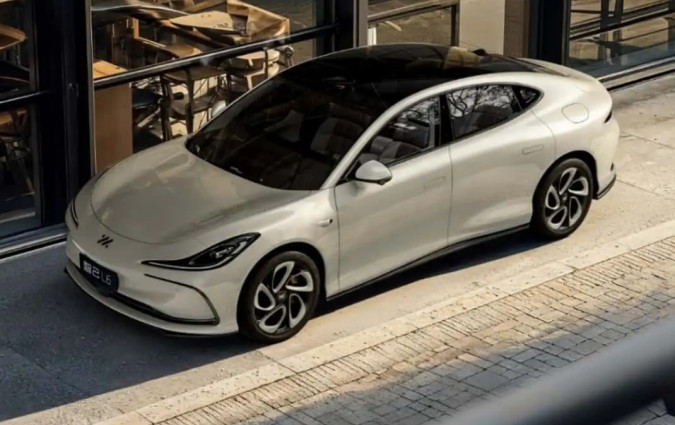 Ποιο μεγαλύτερο κοπλιμένο από το ότι κατέρριψε την επίδοση ρεκόρ της Citroën Xantia Activa σε δοκιμασία στριψίματος μετά από 25 χρόνια; IM L6