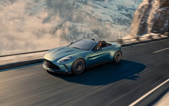 Κάτω από το καπό της νέας Aston Martin Vantage Roadster φιλοξενείται ένας 4λιτρος κινητήρας V8 twin-turbo. Με ισχύ 656 ίππων και ροπή 800 Nm. Aston Martin Vantage Roadster