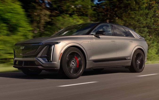 Πανέμορφη και καταγιστικά γρήγορη. Μια πραγματική Cadillac. Lyriq-V
