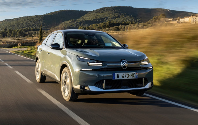 Τα ανανεωμένα Citroën C4 και C4 X ξεκινούν από €23.900 και €25.900, αντίστοιχα Citroën C4