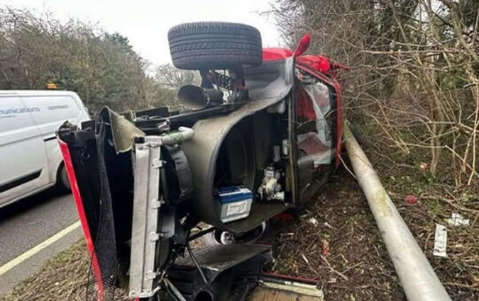 Αφήνεις το πανάκριβο συλλεκτικό σου σούπερκαρ για σέρβις και στο τρακάρουν! Πάλι καλά που δεν χτύπησε κανείς! Ferrari F40