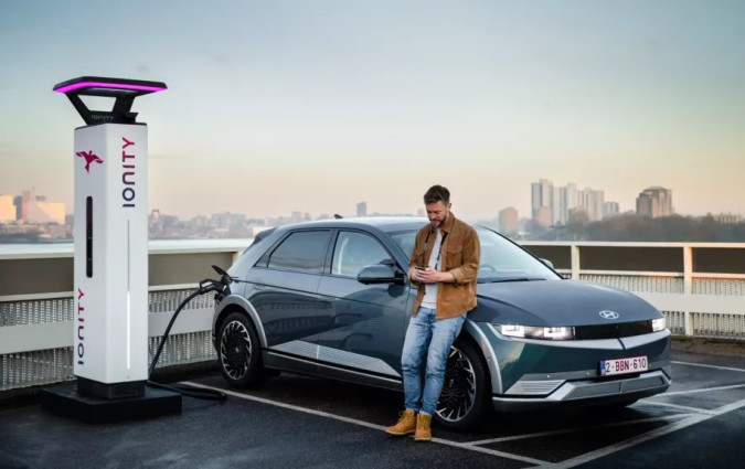 Σκοπός της Hyundai είναι να ξεκινήσει τις πρώτες δοκιμές των μπαταριών στερεάς κατάστασης σε αυτοκίνητα μέσα στο 2025 Hyundai Ioniq 5 Charging