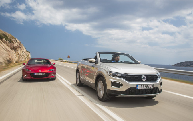 O tempora o mores, το Mazda MX-5 να βλέπει το πίσω μέρος του T-Roc Cabriolet. Mazda MX-5