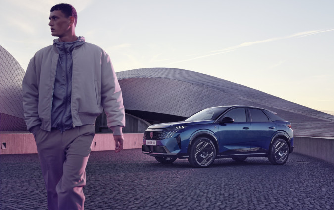 Το νέο Peugeot E-3008 διατίθεται στην Ελλάδα στην έκδοση των 210 ίππων με μπαταρία 73 kWh που κοστίζει €52.500. Peugeot E-3008