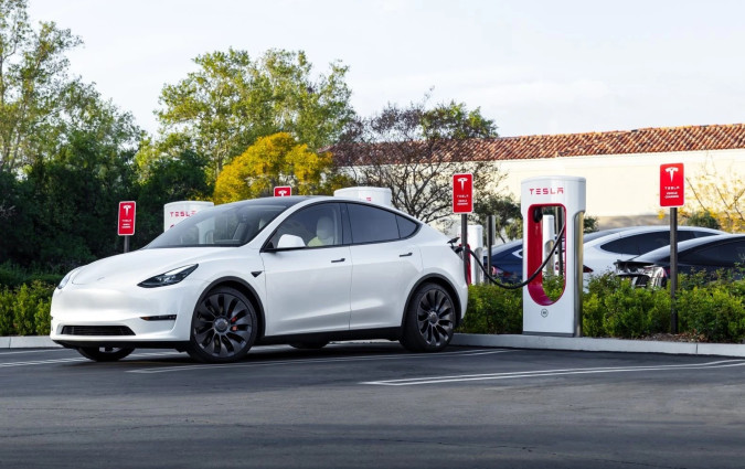 Το 2017, η Audi πούλησε 1,9 εκατομμύρια, ενώ η Tesla 103.000 αυτοκίνητα. Επτά χρόνια μετά, η κατάσταση είναι τελείως διαφορετική. Tesla