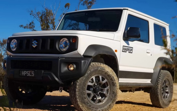 Κανείς δεν αγοράζει το Suzuki Jimny για κόντρες, αλλά γιατί να αγκομαχάς μέχρι να φτάσεις στα βουνά; Suzuki Jimny