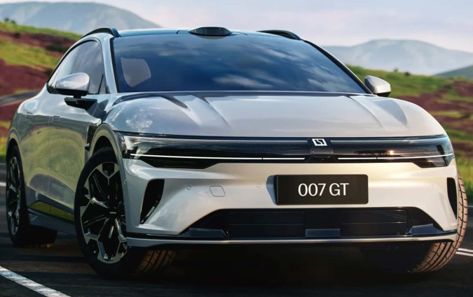 Από πάνω εμφανισάρα, από κάτω σούπερ μπαταρία με φόρτιση πυροβόλο. Το Zeekr 007 GT καταφτάνει ως ένα πολύ ολοκληρωμένο οικογενειακό. Zeekr 007 GT