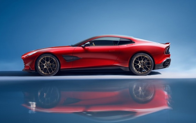 Ναι, πάμε προς τα ηλεκτρικά, αλλά στο μεταξύ αγοράστε τα υβριδικά μας. Aston Martin