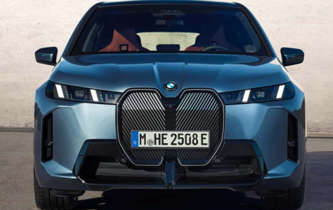 Οι τεράστιες μπαταρίες προσθέτουν ένα πλεονέκτημα και πολλά μειονεκτήματα. Η μικρή κατανάλωση ενέργειας έχει μόνο θετικά. BMW