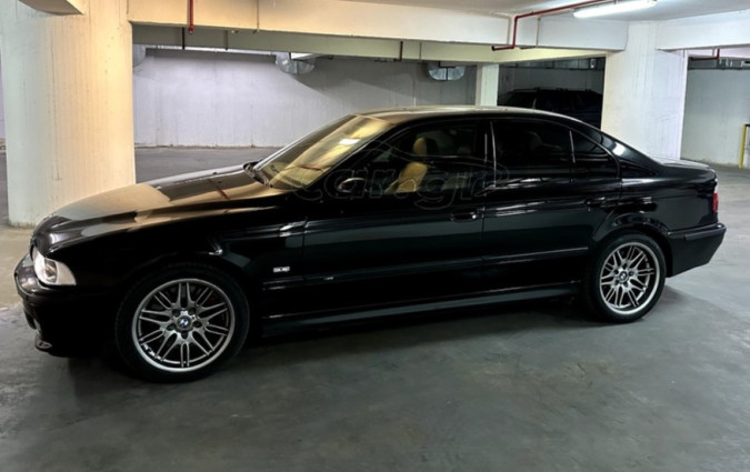 Ναι, ο CEO της ταχύτερης θερμικής και της ταχύτερης ηλεκτρικής μάρκας, πάει στο γραφείο με μια E39. Φαίνεται ο άνθρωπος που έχει γούστο. BMW M5