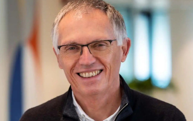 Λένε ότι ο καπετάνιος πρέπει να εγκαταλείπει τελευταίος το σκάφος. Ο Tavares δεν μπορούσε, τον βάραιναν οι τσέπες του! Carlos Tavares