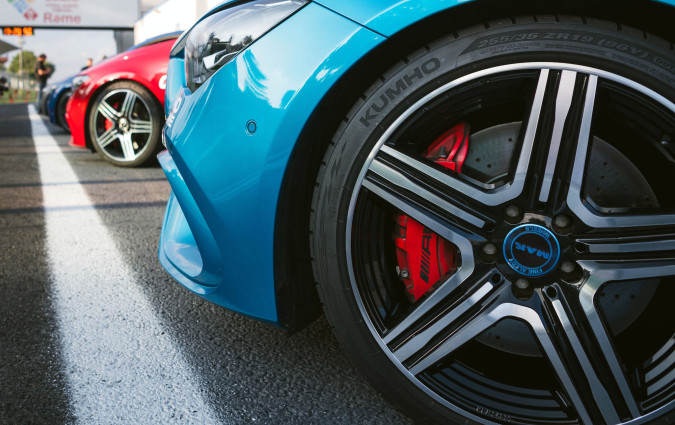 Το Ecsta Sport PS72 αναμένεται να κυκλοφορήσει στην ελληνική αγορά την άνοιξη του 2025, με διαθεσιμότητα σε 56 διαστάσεις, καλύπτοντας ζάντες από 17 έως 21 ίντσες. Kumho