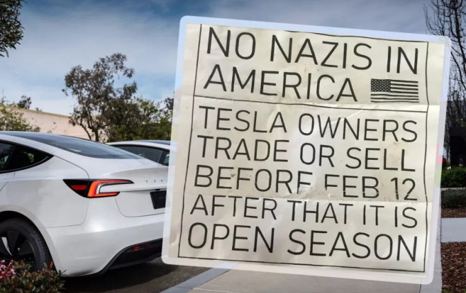 Έχει κυκλοφορήσει αυτοκόλλητο «I Bought This Before We Knew Elon was Crazy». Με €6 καθάρισες. Tesla
