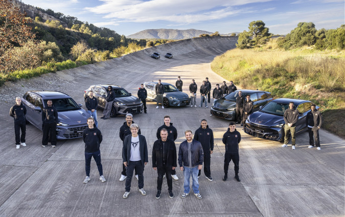 Η CUPRA και η FC Barcelona επιταχύνουν μαζί προς το μέλλον, συνδυάζοντας πάθος, καινοτομία και οδηγική απόλαυση. CUPRA