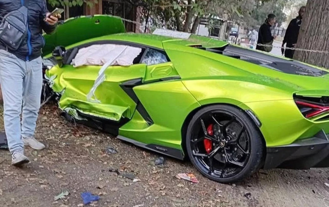 Μα και συ ρε ευλογημένε, κάνε έναν κόπο να πας μέχρι την αντιπροσωπεία. Δεν παραλαμβάνεις κάθε μέρα τέτοιο αριστούργημα. Lamborghini Revuelto