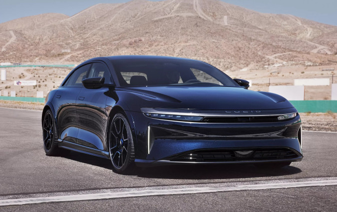 Εκτός από θερμικά, το Lucid Air πήρε κι ηλεκτρικά σκαλπ: Η Taycan Turbo GT των 1.108 ίππων βρέθηκε 1,6” πίσω του. Lucid Air