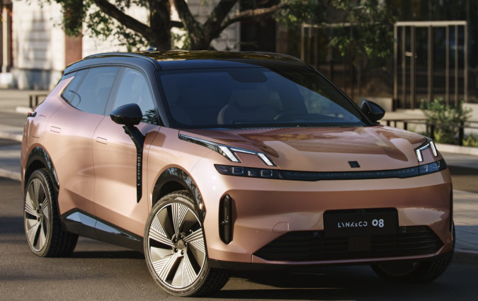 Το νέο Lynk & Co 08 θα κάνει ντεμπούτο στις αγορές της Γηραιάς Ηπείρου από τον Ιούνιο του 2025, με τιμή που αναμένεται να ξεπερνά τις €50.000. Lynk & Co 08