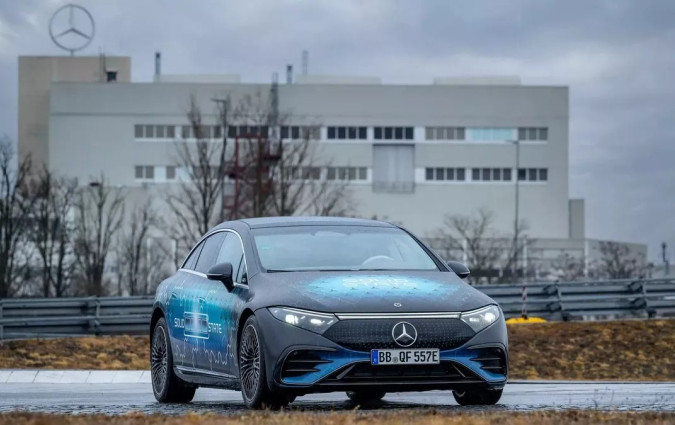 Όπως ανακοίνωσε η Mercedes-Benz οι συγκεκριμένες μπαταρίες είναι σε θέση να προσφέρουν 25% μεγαλύτερη αυτονομία, σε σύγκριση με τις μπαταρίες ιόντων λιθίου Mercedes-Benz EQS Solid state batteries