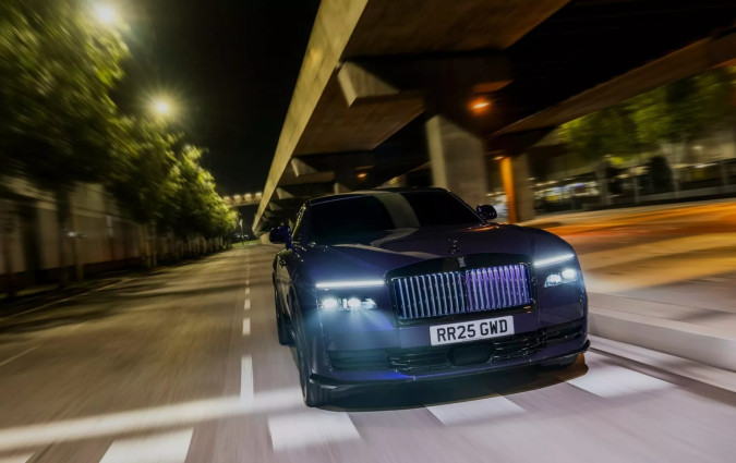 Η Rolls-Royce Spectre Black Badge έρχεται με λειτουργίες που θυμίζουν τα μαχητικά αεροσκάφη του Β' Παγκοσμίου Πολέμου. Rolls-Royce Spectre Black Badge