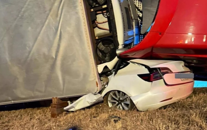 Νιώθεις ανακούφιση τη στιγμή που αντικρίζεις για πρώτα φορά τα λευκά δερμάτινα καθίσματα κι είναι πεντακάθαρα. Model 3