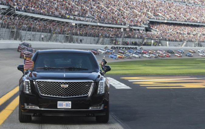 Ο Trump είχε βρεθεί ξανά στην Daytona 500 το 2020, ενόσω διεκδικούσε τη δεύτερη προεδρική του θητεία. Και ήταν ο αφέτης του σημαντικότερου αγώνα NASCAR της χρονιάς, δίνοντας την εντολή εκκίνησης στους οδηγούς. Daytona 500