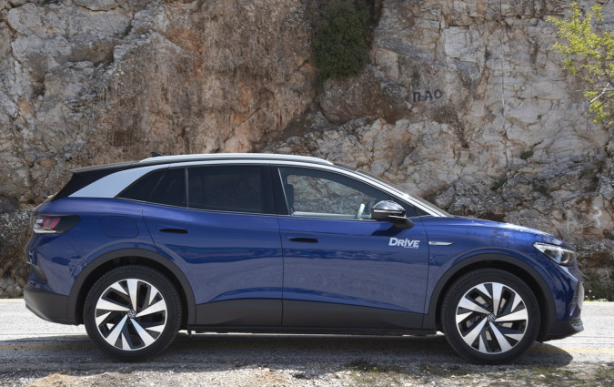 50-κάτι ευρώ, τόσα πληρώνει ο μέσος Έλληνας για το σταθερό και το κινητό του τηλέφωνο. Ποιος θα δεν θα μίσθωνε κοτζάμ ηλεκτρικό SUV με τόσα χρήματα; Volkswagen ID.4