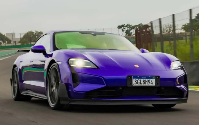 Το Interlagos ταιριάζει με τα χίλια στην Porsche, αφού έχει τα ρεκόρ γύρου και με τα δύο καύσιμα. Taycan Turbo GT