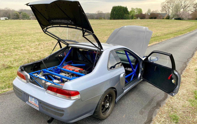 400 ατμοσφαιρικά άλογα σε λιγότερα από 1.300 kg, με στροφάρισμα αλά Honda και φουλ ξηλωμένο εσωτερικό. Honda Prelude