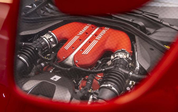 Η Ferrari δεν ακολουθεί την παράδοση, τη διαμορφώνει -ακόμα κι όταν πρόκειται για το σχήμα των εμβόλων... Ferrari V12 new patent