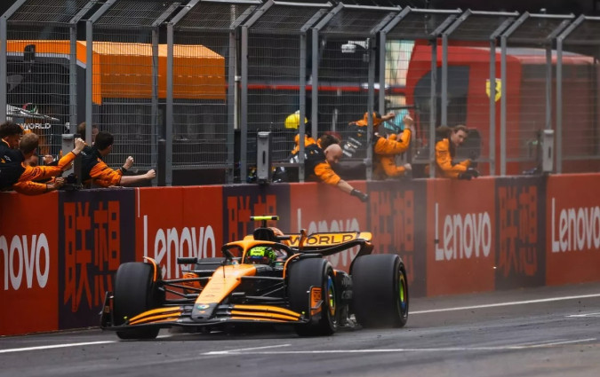 Η McLaren έκανε παρέλαση στο GP Σανγκάης, με τον Piastri να πανηγυρίζει την τρίτη νίκη της καριέρας του και τον Norris να τον ακολουθεί GP Σανγκάης Piastri