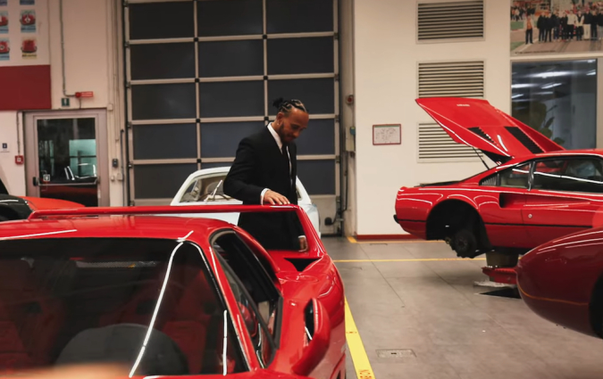 Ο Lewis Hamilton όχι μόνο θέλει να συμμετάσχει στην εξέλιξη, αλλά θέλει να είναι και ο νονός: Ferrari F44. Lewis Hamilton