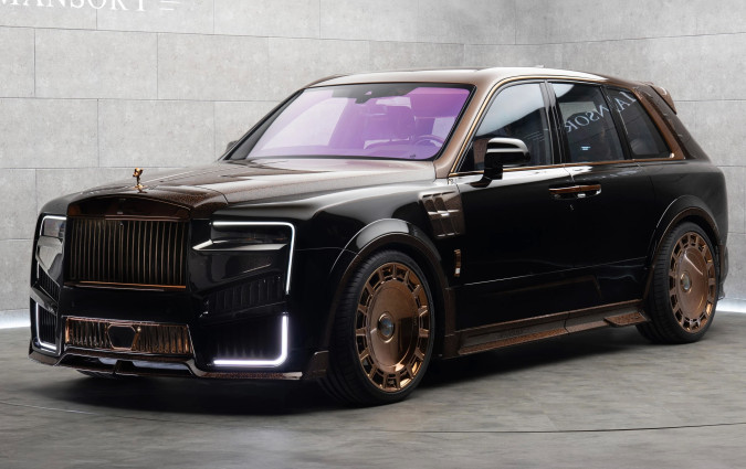 Το καπό του αυτοκινήτου είναι διακοσμημένο με χάλκινο φινίρισμα και αραβικά γράμματα που διατρέχουν όλη την επιφάνεια του. Mansory