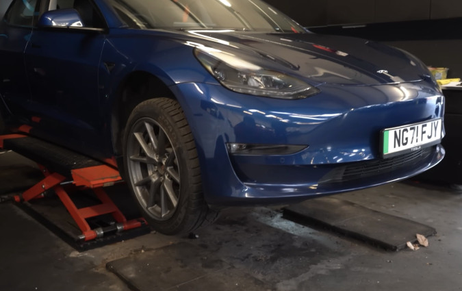 Ποιος θα ήταν τόσο «τρελός» ώστε να αγοράσει ένα ηλεκτρικό ταξί που έχει πάει έως το φεγγάρι; Μη βιάζεσαι, διάβασε παρακάτω. Model 3