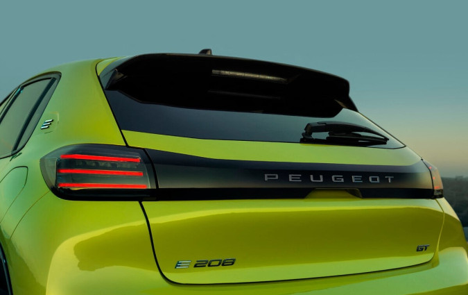 Το Sochaux επαναφέρει το διακριτικό «GTi» για να δείξει ότι τα ηλεκτρικά της, μαζί και το Peugeot e-208, μπορούν να είναι διασκεδαστικά στην οδήγηση. Peugeot e-208