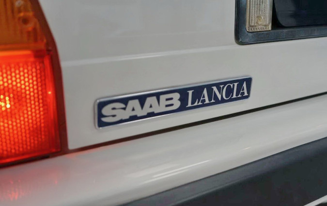 Μπορεί σήμερα το «rebranding» να φαίνεται απόλυτα φυσικό, αλλά πριν 45 χρόνια δεν ήταν. SAAB Lancia 600