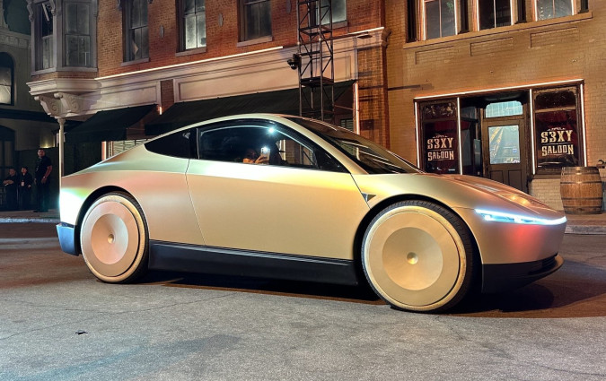 Το Tesla Cybercab θα φορτίζει ασύρματα, ώστε οι επιβάτες να μην έχουν να ασχοληθούν ούτε με το κούμπωμα του καλωδίου. Tesla Cybercab