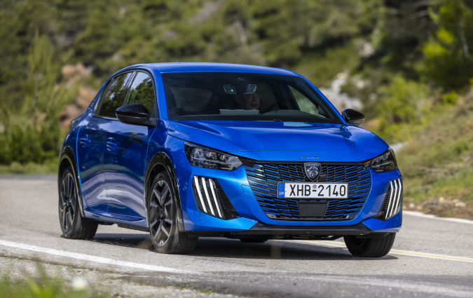 Ο ανταγωνισμός αποβαίνει προς όφελος του καταναλωτή. Η έλευση του Renault 5 E-Tech αναγκάζει τους παλαιούς παίκτες να προβούν σε βελτιώσεις. Peugeot e-208