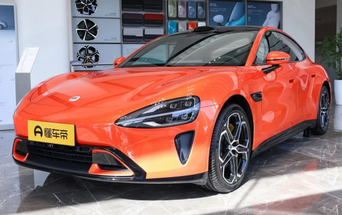 Εσύ θα αγόραζες ένα μοντέλο που είναι σχεδόν «καταδικασμένο» να κυκλοφορεί μόνιμα με κλεμμένο σήμα στο καπό; Xiaomi SU7