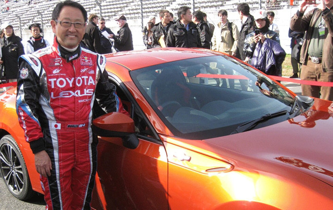 Ο Akio Toyoda, με την προσωπική του εμπειρία ως οδηγός, δείχνει ότι τα σπορ αυτοκίνητα δεν είναι μόνο τεχνολογία αλλά και συναίσθημα Akio Toyoda