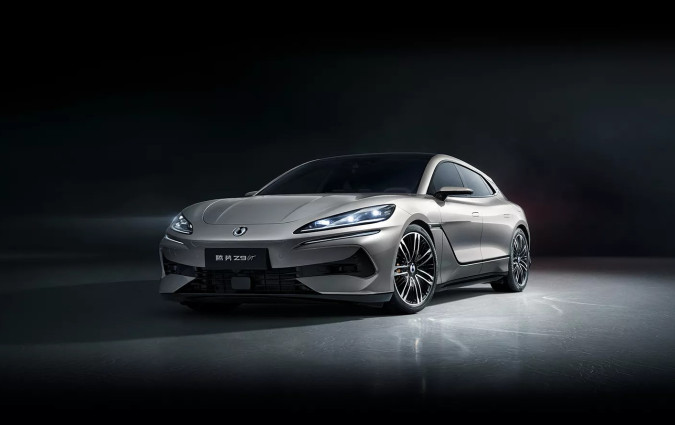 Η κορυφαία έκδοση του Denza Z9 GT διαθέτει τρεις ηλεκτροκινητήρες με 966 ίππους, προσφέροντας επιδόσεις επιπέδου σούπερκαρ Denza Z9 GT