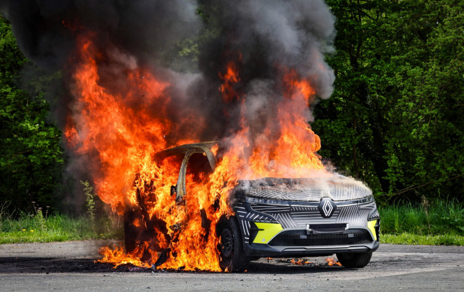 Η Renault δείχνει ξεκάθαρα ότι το Fireman Access δεν είναι εργαλείο μάρκετινγκ, αλλά συστατικό ασφάλειας. Fireman Access