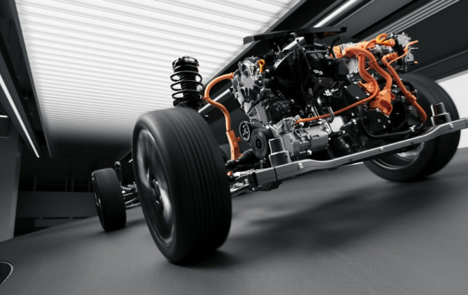Η Hyundai ξεκαθαρίζει ότι η επένδυση στην υβριδική τεχνολογία δεν αναιρεί τη δέσμευσή της στην ηλεκτροκίνηση, αλλά αποτελεί στρατηγική προσαρμογής. Hyundai