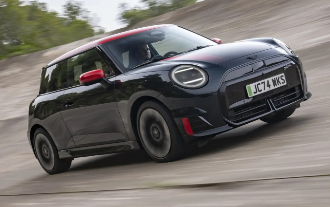 Η τιμή του ηλεκτρικό MINI John Cooper Works στην χώρα μας ξεκινά από τις €45.150 MINI John Cooper Works