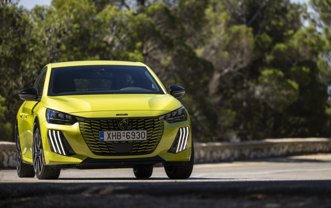 Το Peugeot 208 φαίνεται να επανέρχεται σε τροχιά best-seller. Μόλις ολοκλήρωσε τον Μάρτιο του 2025 στην κορυφή των πωλήσεων σύμφωνα με τα στοιχεία της Data Force που ανέφερε η Automotive News, με 24.235 πωλήσεις, σημειώνοντας αύξηση 1,4%. Peugeot 208