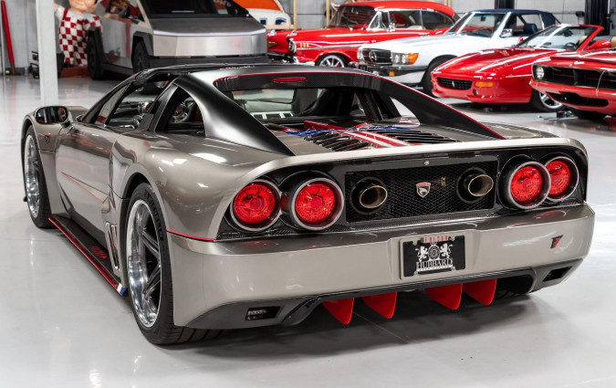 Ωμό, ακατέργαστο, με βαπορίσια ατμοσφαιρική ροπή, εμφάνιση κούκλα, καμπίνα πανούκλα. Αμερικανιά με όλα τα θετικά και τα αρνητικά της. Falcon F7